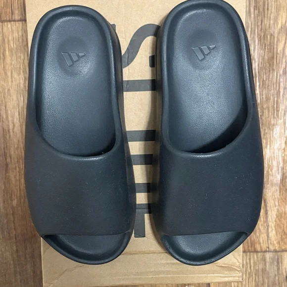 Adidas Yeezy Slide in Black - Picture 2 of 6